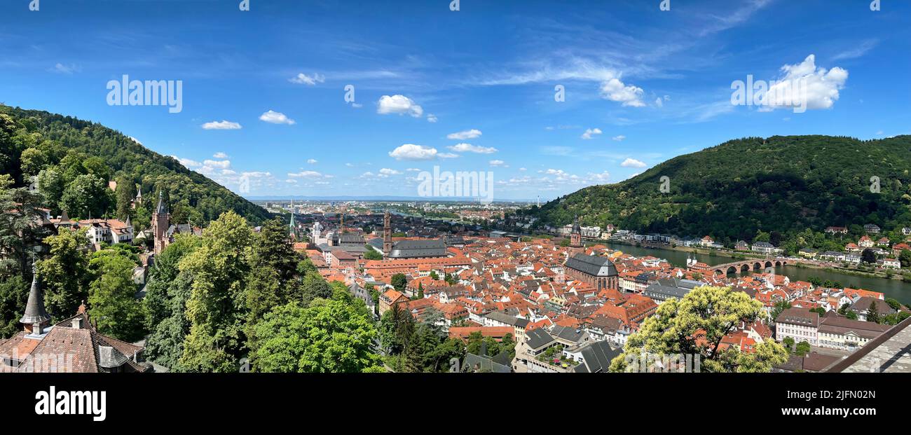 Un panorama de la belle ville de Heidelberg en Allemagne, avec son château en ruines, la vieille ville et entouré par la Forêt Noire. Banque D'Images