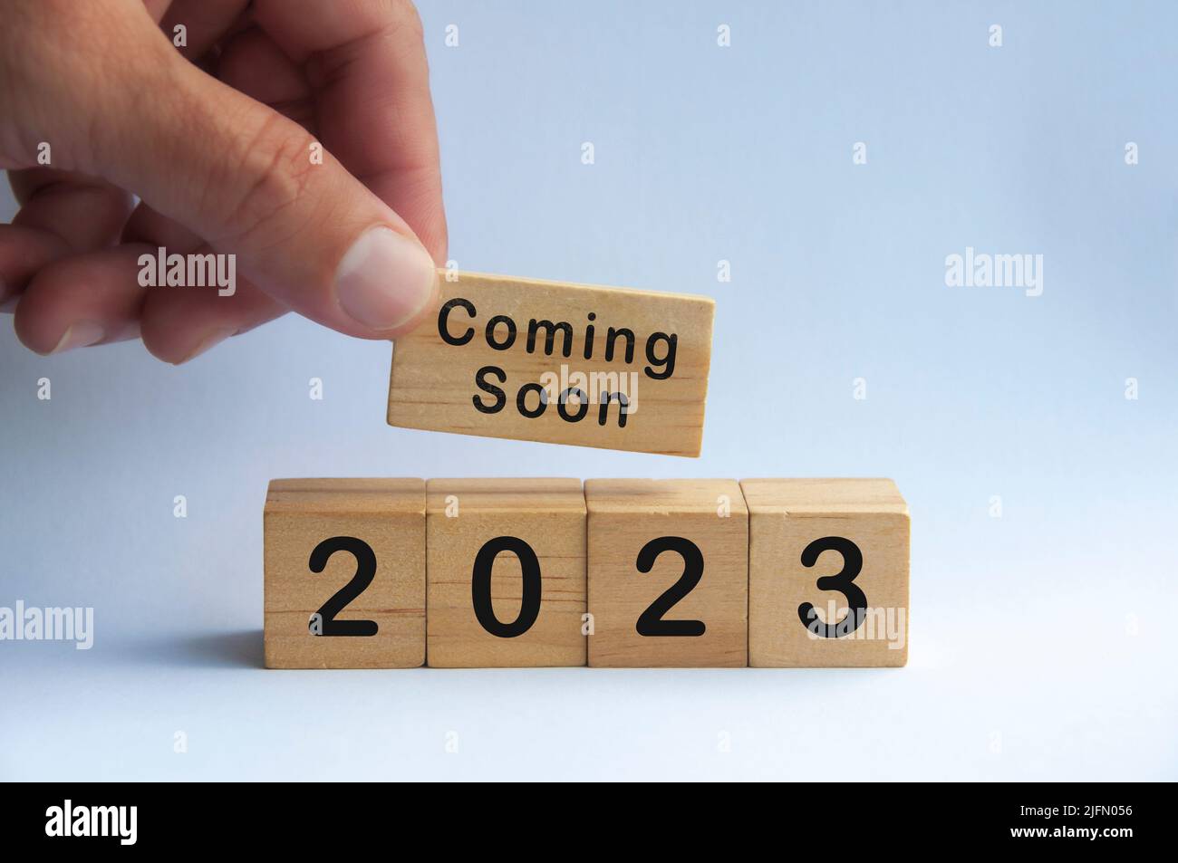 Main tenant bloc de bois avec texte - 2023 bientôt disponible. Concept ...