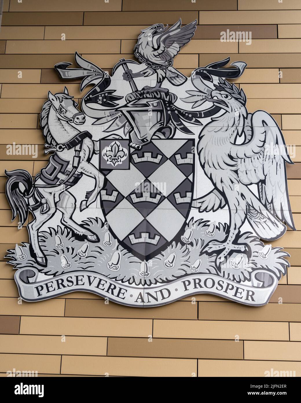 Armoiries de Wakefield, Royaume-Uni, conseil de district métropolitain avec la devise « Preserve and Prosper », sur le bâtiment de la bibliothèque de la ville. Banque D'Images