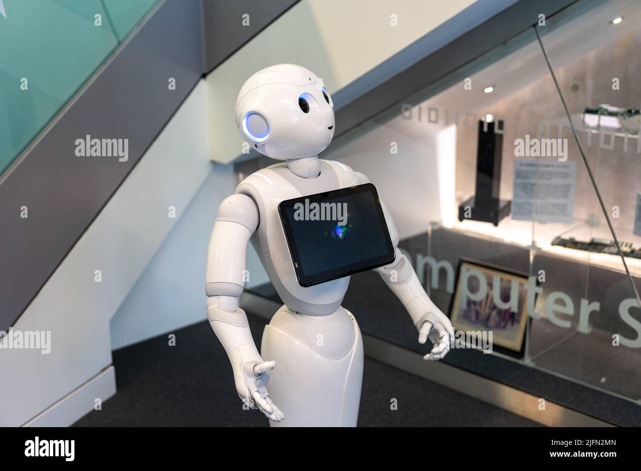 Pepper, un robot programmable semi-humanoïde capable de lire les émotions humaines, fabriqué par SoftBank Robotics, exposé à l'Université de York, York, Royaume-Uni. Banque D'Images