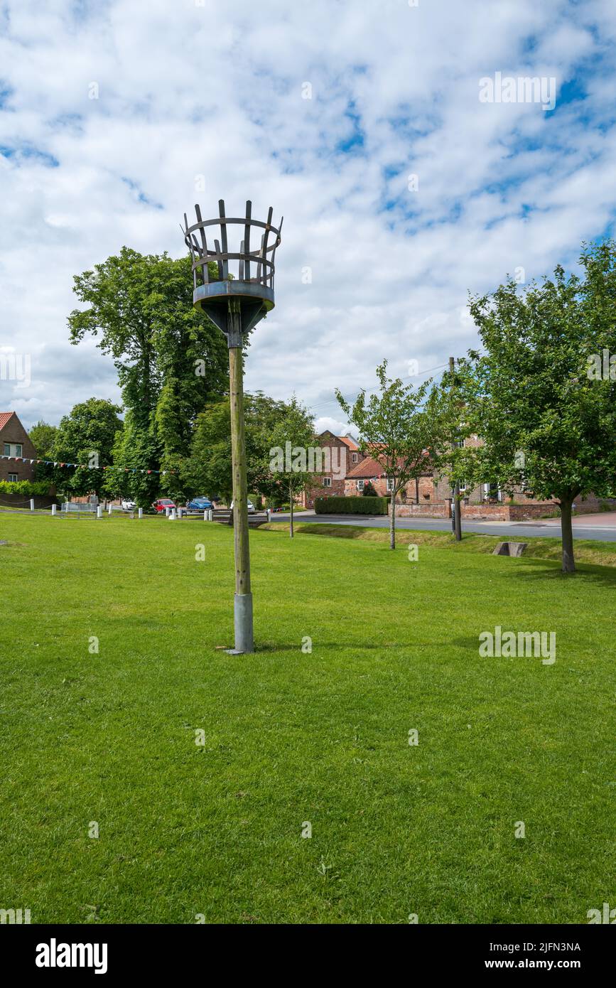 Le feu à éclats du Jubilé de platine sur le village vert à Elvington près de York Banque D'Images