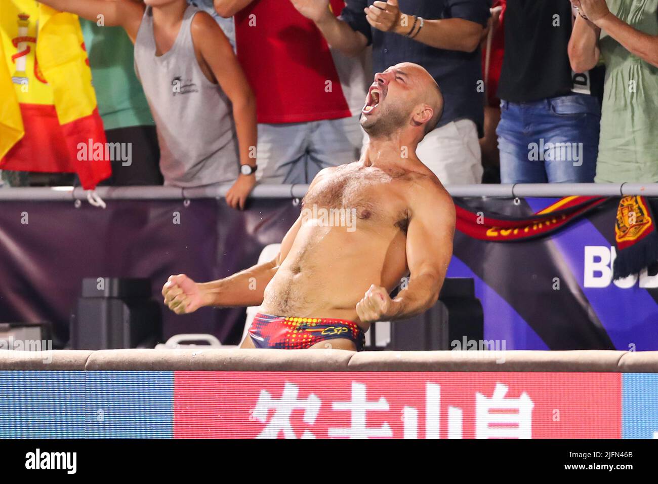 BUDAPEST, HONGRIE - JUILLET 3 : Felipe Perrone Rocha d'Espagne célèbre la victoire en finale lors des Championnats du monde de la FINA Budapest 2022 Médaille d'or entre l'Italie et l'Espagne sur 3 juillet 2022 à Budapest, Hongrie (photo d'Albert Ten Hove/Orange Pictures) Banque D'Images