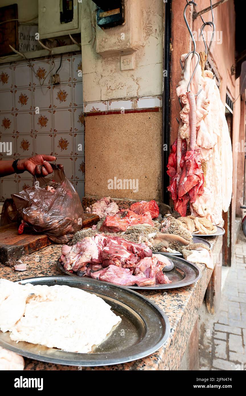 Maroc Marrakech. Le boucher de la Médina Banque D'Images