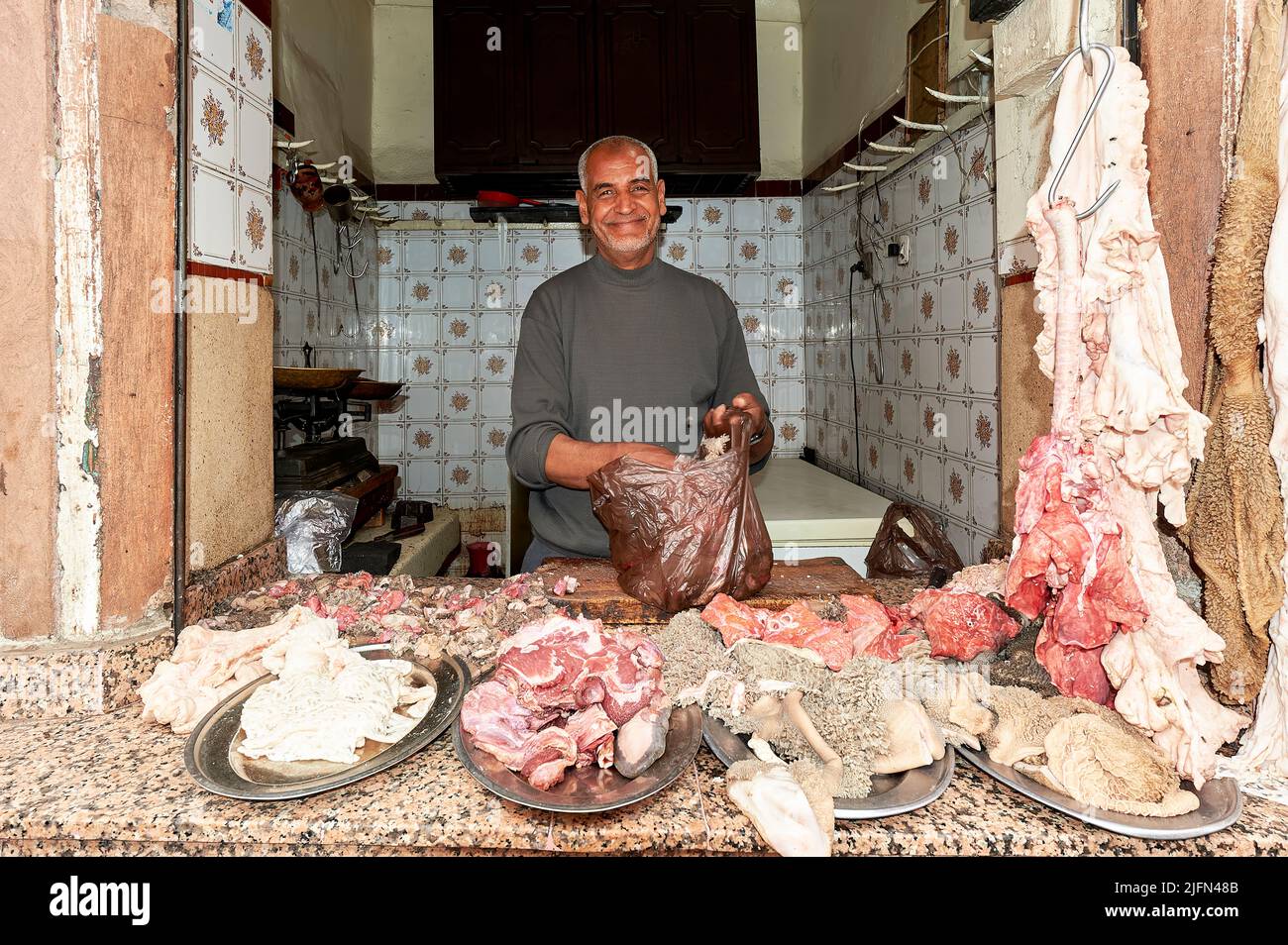 Maroc Marrakech. Le boucher de la Médina Banque D'Images