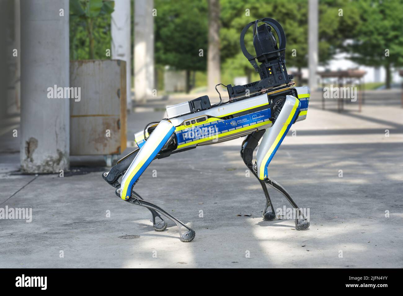 Duisburg, Allemagne, 25 juin 2022: Chien de police robot à l'essai, le chien Robo pourrait être utilisé pour la reconnaissance dans les zones de catastrophe ou à la dangereuse escroquerie de crime Banque D'Images