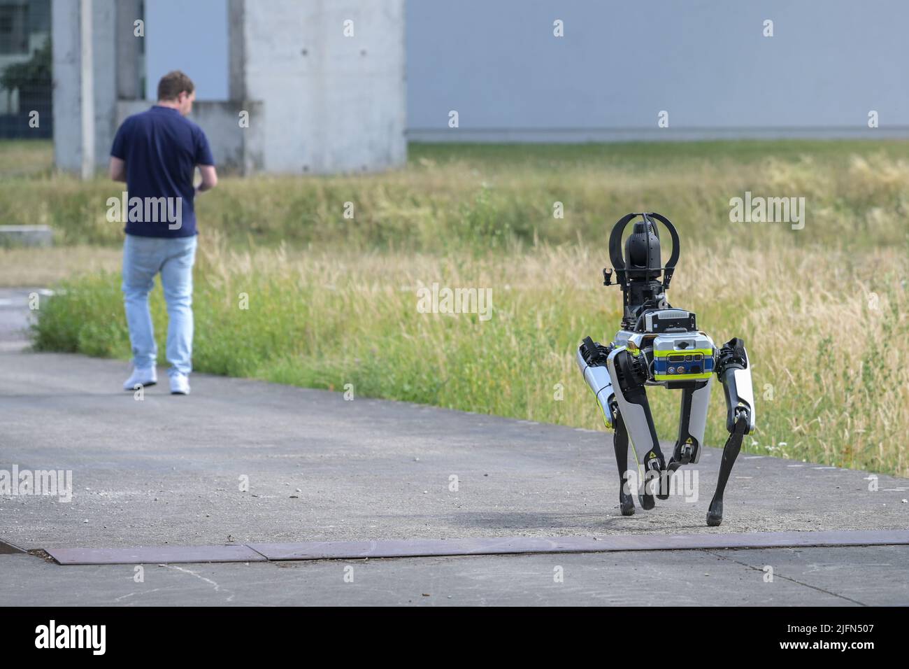 Duisburg, Allemagne, 25 juin 2022: Chien de police robot dans l'essai après l'homme avec la télécommande, les chiens Robo pourraient être utilisés dans la dangereuse catastrophe ar Banque D'Images