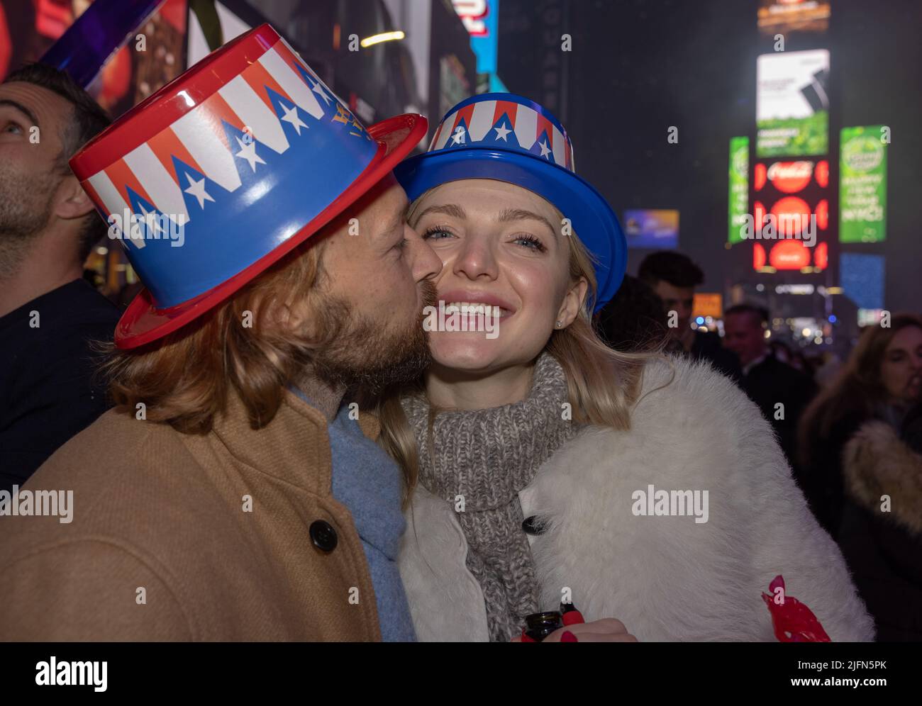 NEW YORK, New York – 1 janvier 2022 : les fêtards du nouvel an sont vus sur Times Square. Banque D'Images