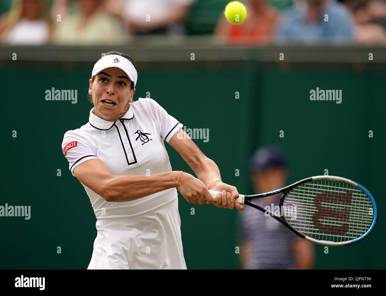 Ajla Tomljanovic en action contre Alize Cornet en action contre Ajla Tomljanovic le huitième jour des Championnats de Wimbledon 2022 au All England Lawn tennis and Croquet Club, Wimbledon. Date de la photo: Lundi 4 juillet 2022. Banque D'Images