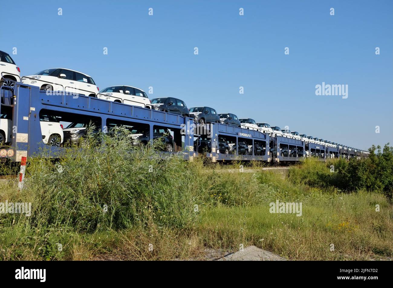 Voitures neuves, Fiat 500L, sur un train de marchandises de l'industrie automobile de Mosolf, logistique et services, en Serbie Banque D'Images