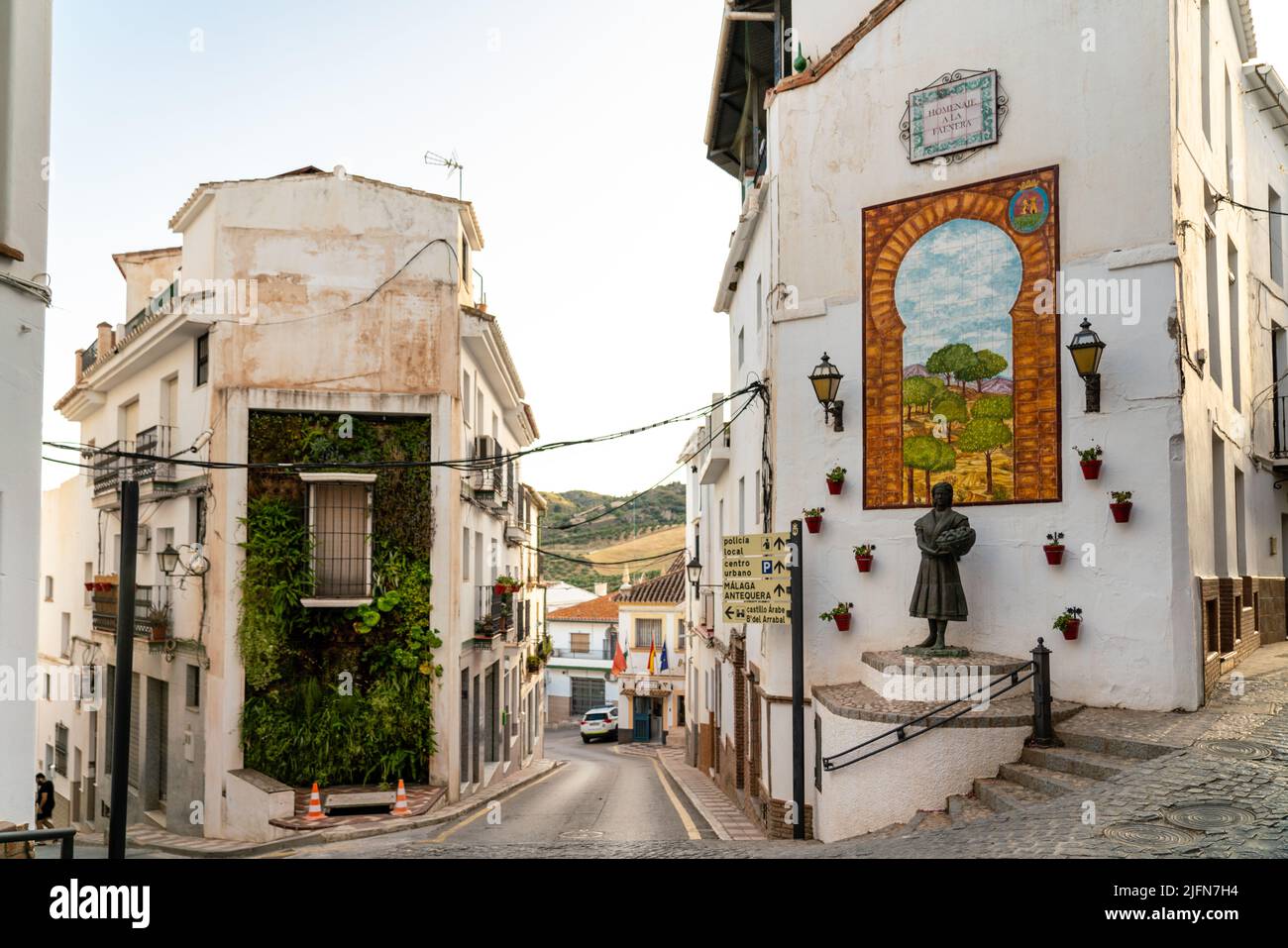 Belle rue de la ville andalouse Alora. Situé dans la province de Malaga avec une architecture typique avec de petites rues, maisons blanches. Banque D'Images