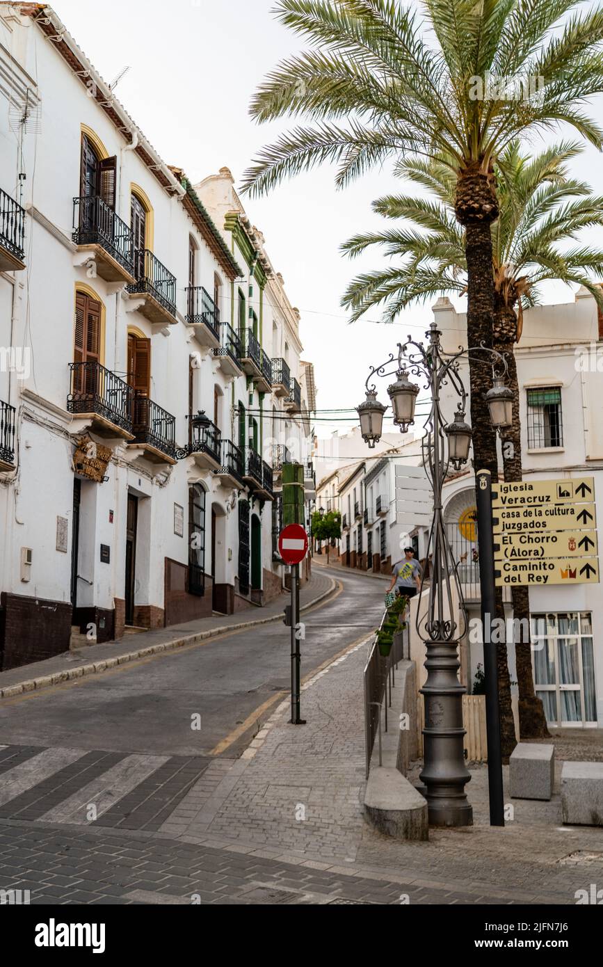 Belles petites rues de la ville d'Alora. Ville andalouse située dans la province de Malaga. Est un village typiquement blanc Banque D'Images