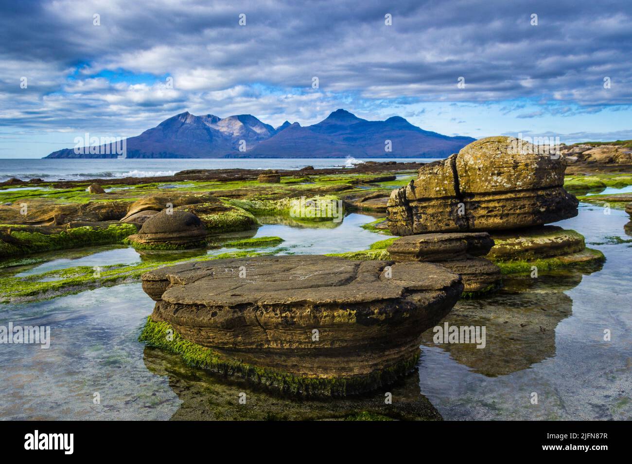 Géologie incroyable sur la plage de Laigh sur l'île d'Eigg Photo Stock ...