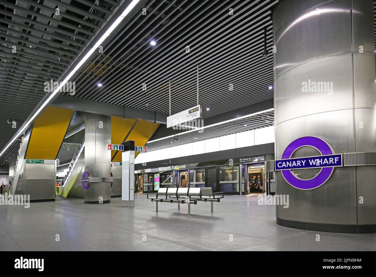 Londres, Royaume-Uni. Canary Wharf Station sur le réseau de métro Elizabeth Line (crossrail) récemment ouvert. Niveau de la plate-forme, montre les trains et les escaliers mécaniques. Banque D'Images