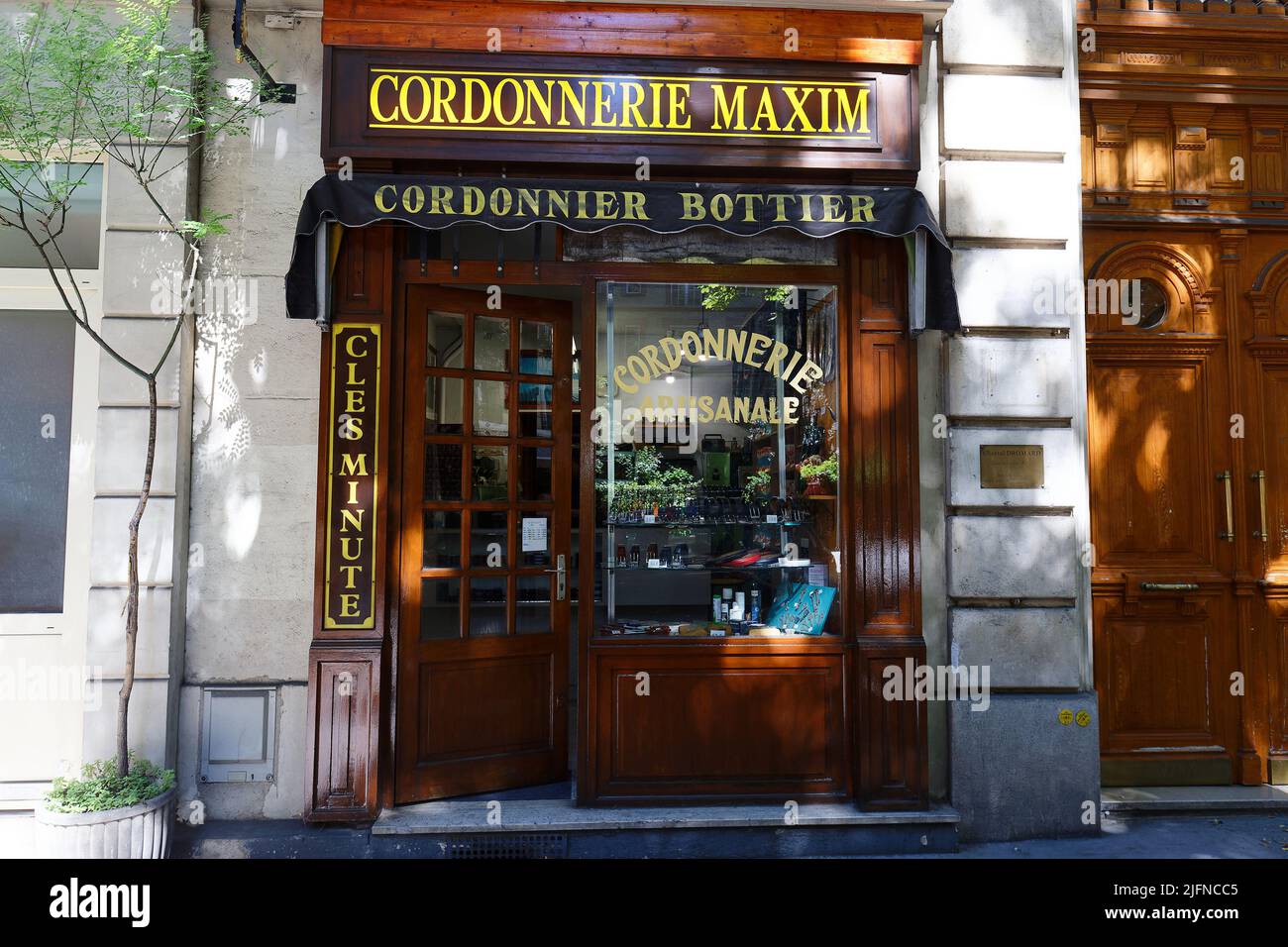 Un ancien magasin Artisanal Cobbler Maxim situé dans le quartier 18th de Paris dans le quartier de Montmartre. Paris. France. Banque D'Images