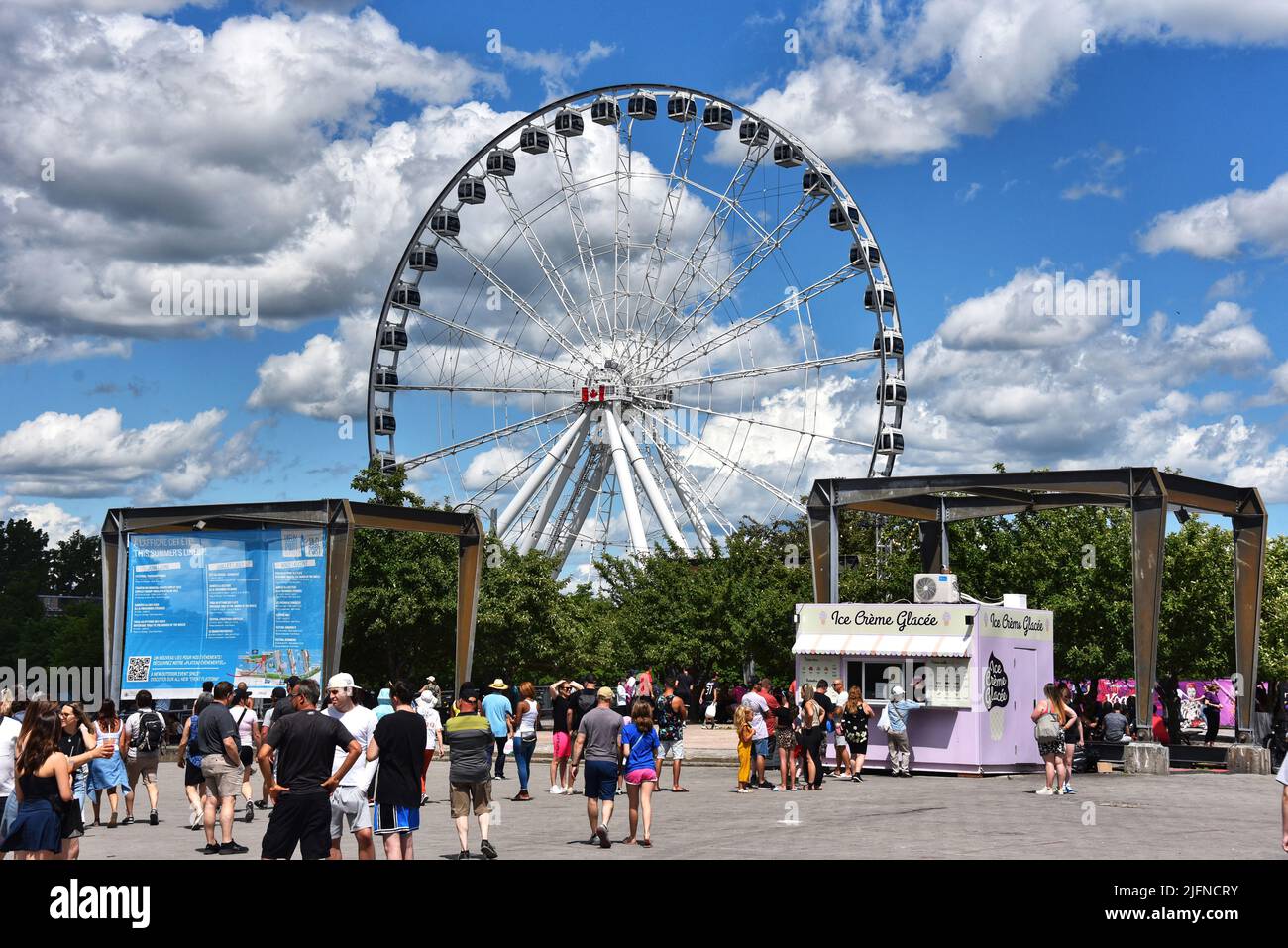 Montréal, Canada - 3 juillet 2022 : la Grande roue de Montréal est la plus grande grande grande roue du Canada. Il est situé dans le Vieux-Port de M Banque D'Images