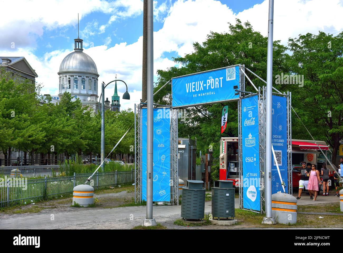 Montréal, Canada - 3 juillet 2022 : entrée au Vieux-Port de Montréal qui comprend des attractions de carnaval telles qu'une grande roue de Ferris, un science-fiction Banque D'Images