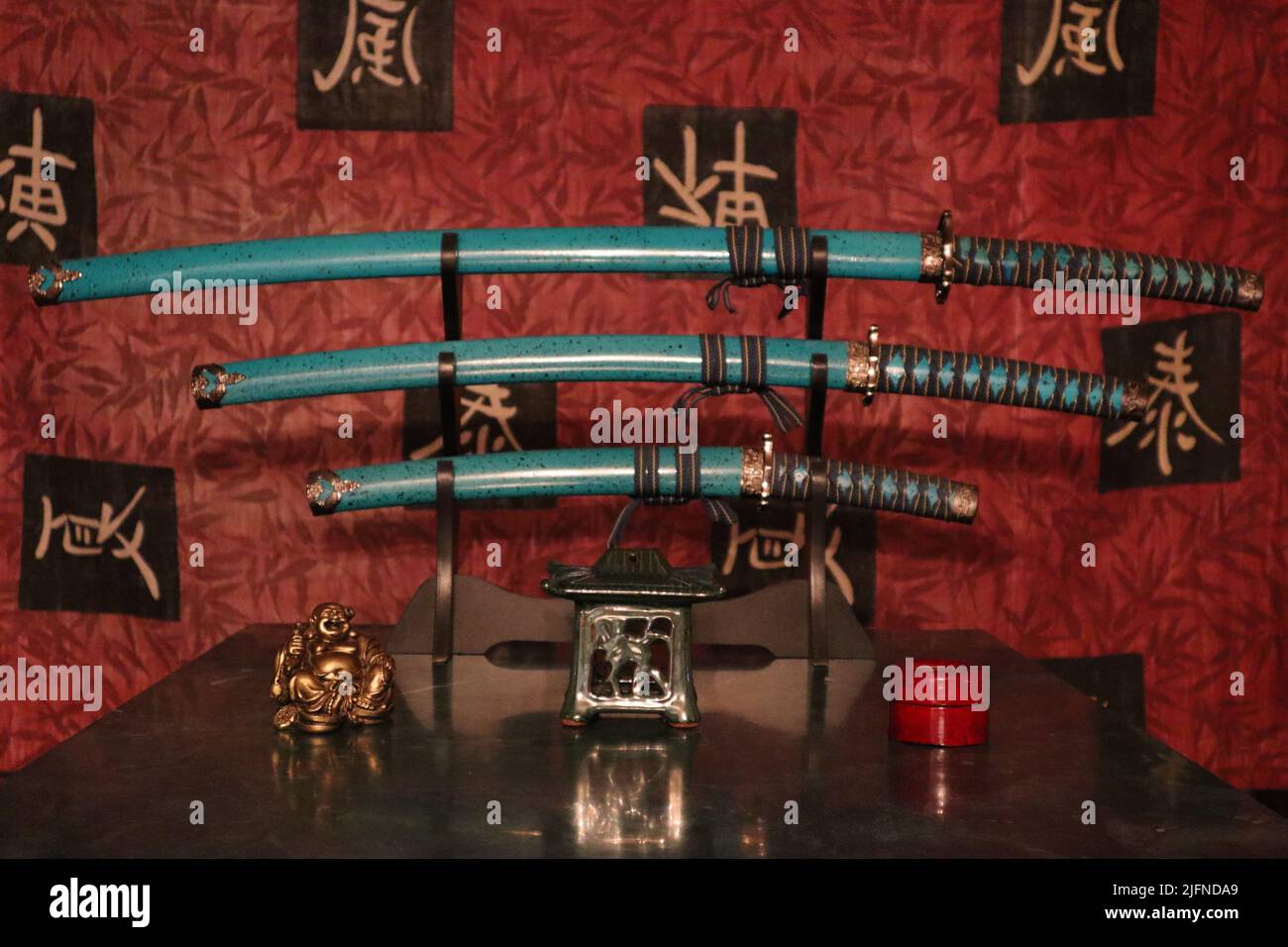 Les épées de samouraï japonais bleues sur le support placé sur la surface en bois Banque D'Images