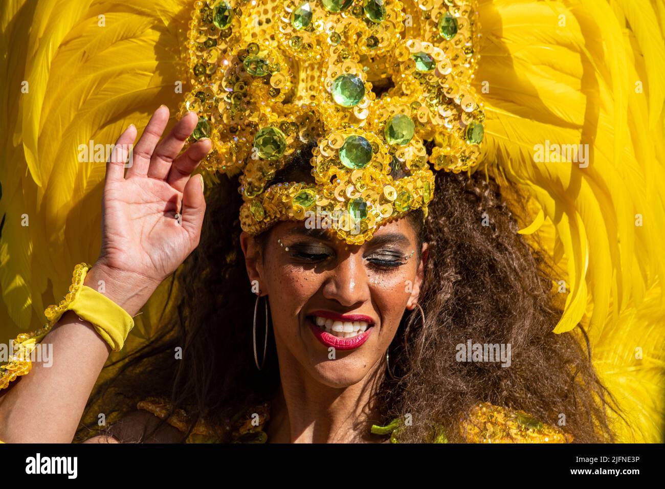 Helsinki Samba Carnaval interprète portant une coiffe jaune flamboyante en plumes à Helsinki, en Finlande Banque D'Images