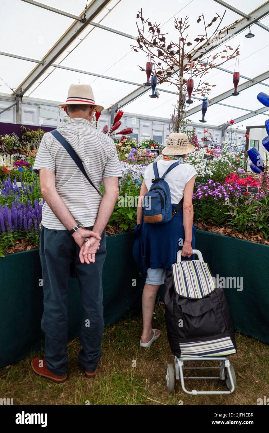 Londres, Royaume-Uni. 4 juillet 2022. Visiteurs du Marquee floral lors de l'aperçu de la presse au RHS Hampton court Palace Garden Festival. Le plus grand spectacle floral au monde comprend des jardins de designers inspirants, des conférences de célébrités, des démonstrations et des ateliers. Credit: Stephen Chung / Alamy Live News Banque D'Images