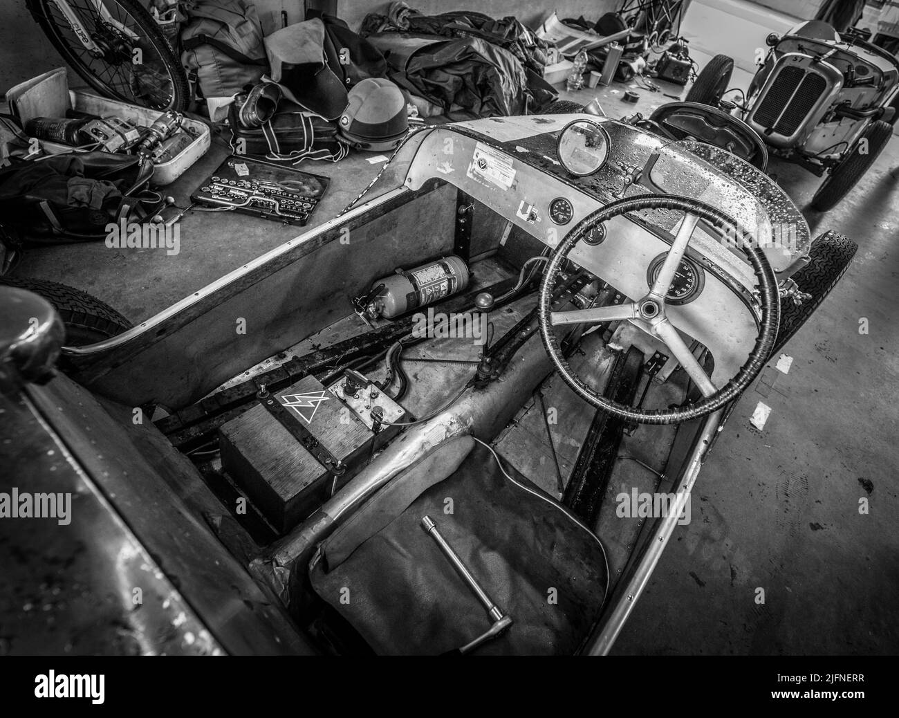 Avant la guerre Austin 7 dans une course en garage jour de la préperation. Banque D'Images