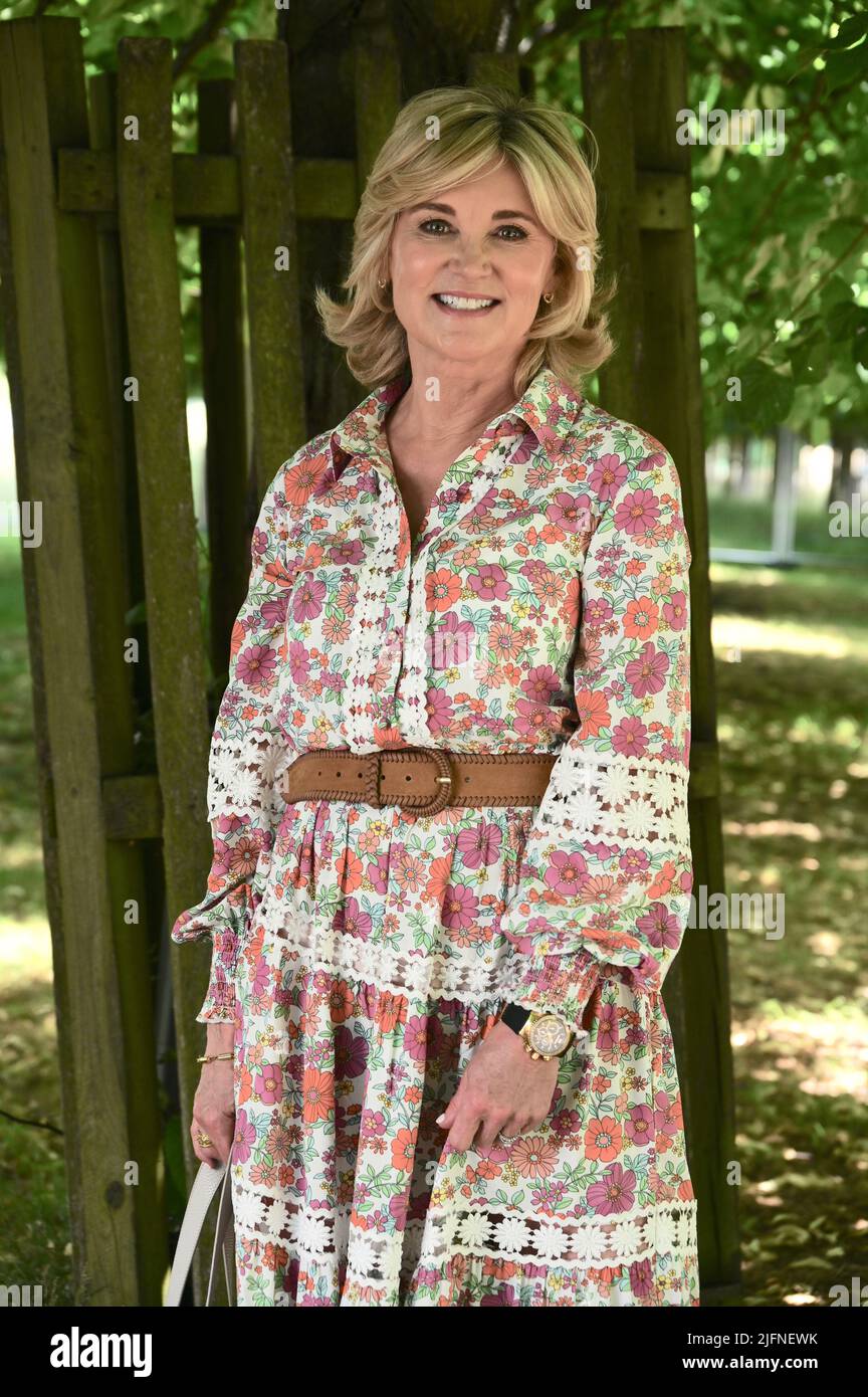 Surrey, Royaume-Uni. 04/07/2022, Anthea Turner, Press Day, RHS Hampton Palace Garden Festival, East Molesey. Robe de Miss juin. Banque D'Images