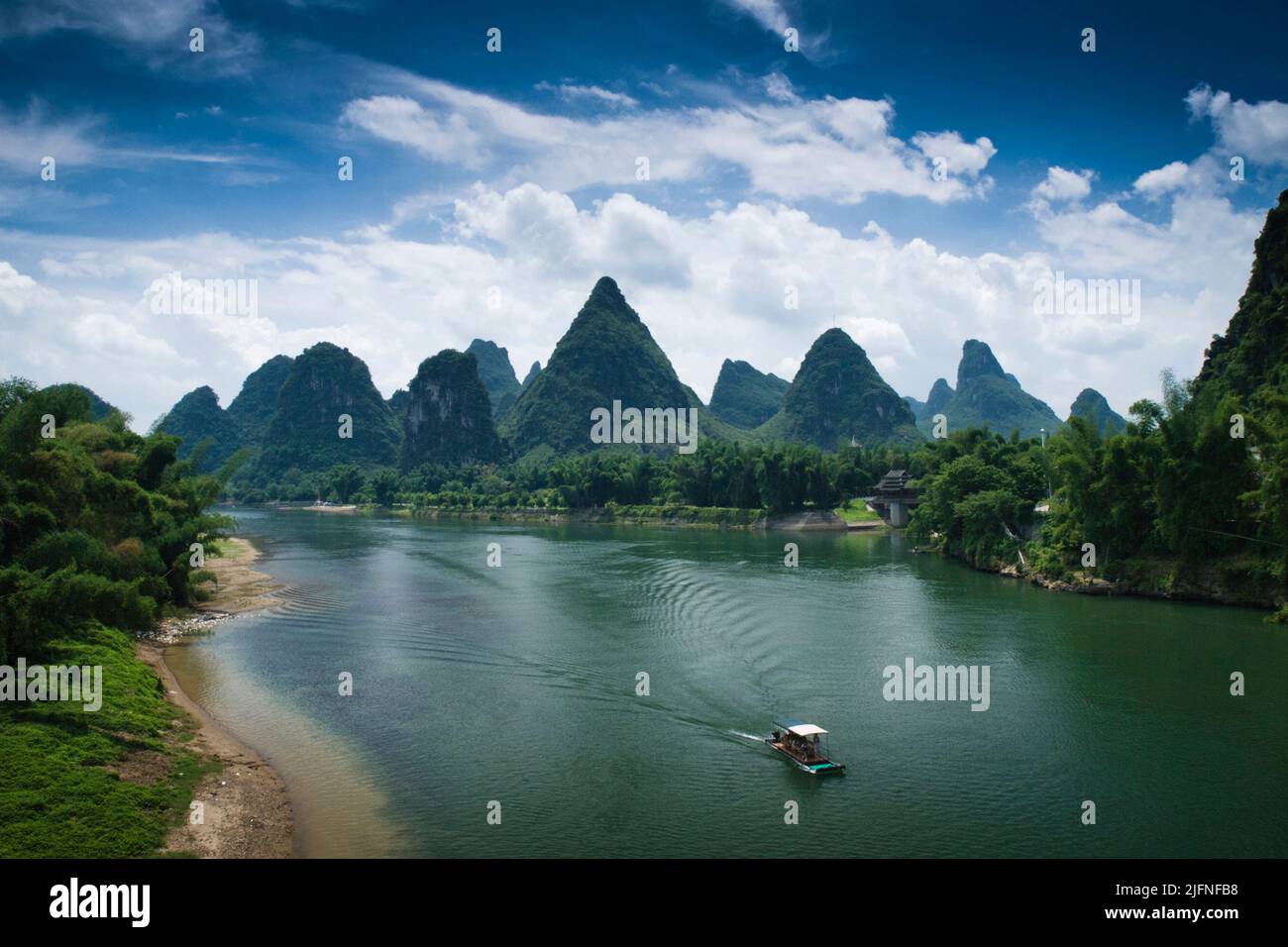 Vue sur les montagnes karstiques tout le long de la rivière Li, Yangshuo, Guangxi, Chine Banque D'Images Vue sur les montagnes karstiques tout le long de la rivière Li, Yangshuo, Guangxi, Chine Banque D'Images