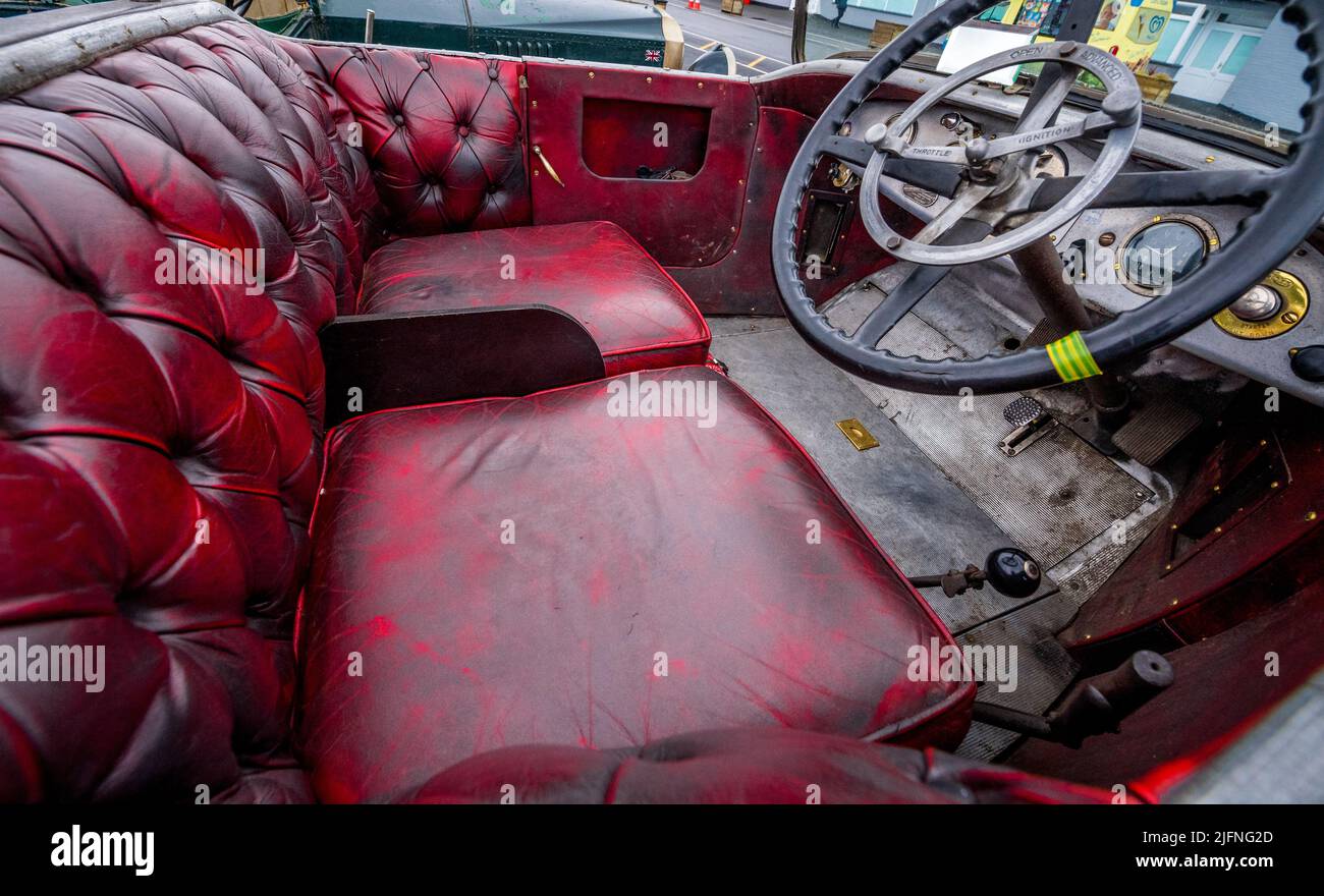 Sièges en cuir rouge foncé classique d'une voiture à toit ouvert Crossley 19,6 d'avant-guerre. Banque D'Images