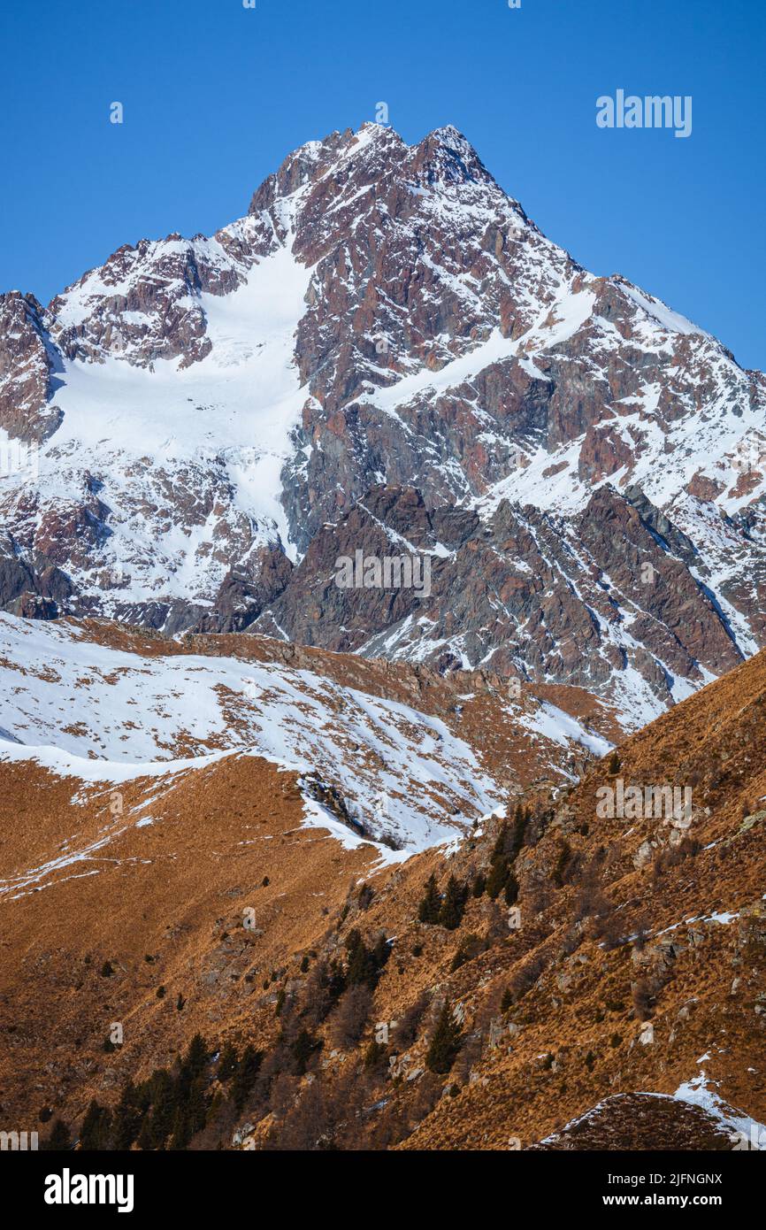 Les montagnes de Valtellina pendant une journée d'hiver ensoleillée, près de la ville de Sondrio, Italie - janvier 2022 Banque D'Images