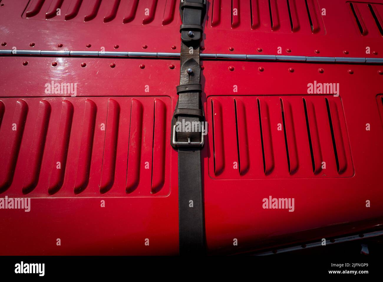 Frazer Nash Ulster 100 rouge capot avant à fente avec bracelet en cuir. Banque D'Images