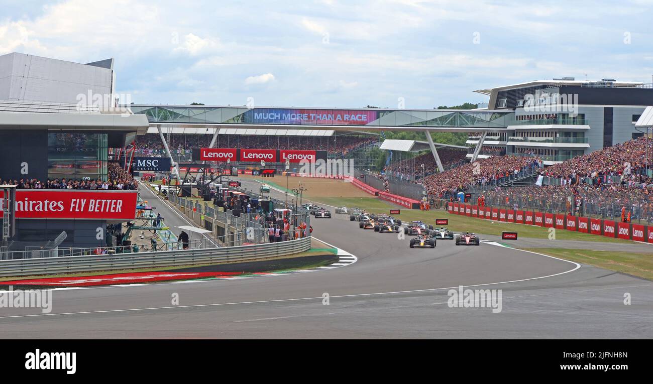 2022 Grand Prix de Formule 1 britannique, accident au premier virage, Farm Curve, dommages George Russell, Zhou Guanyu, Alexander Albon cars, circuit Silverstone Banque D'Images