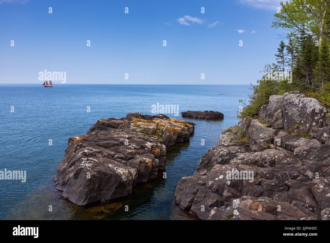 Paysage pittoresque du lac supérieur avec Voilier Banque D'Images