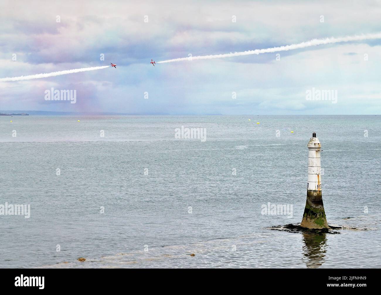 Deux des flèches rouges survolant la vedette de Phillip Lucette à Shaldon, lors de leur exposition au spectacle aérien Teignmouth 2022. Banque D'Images