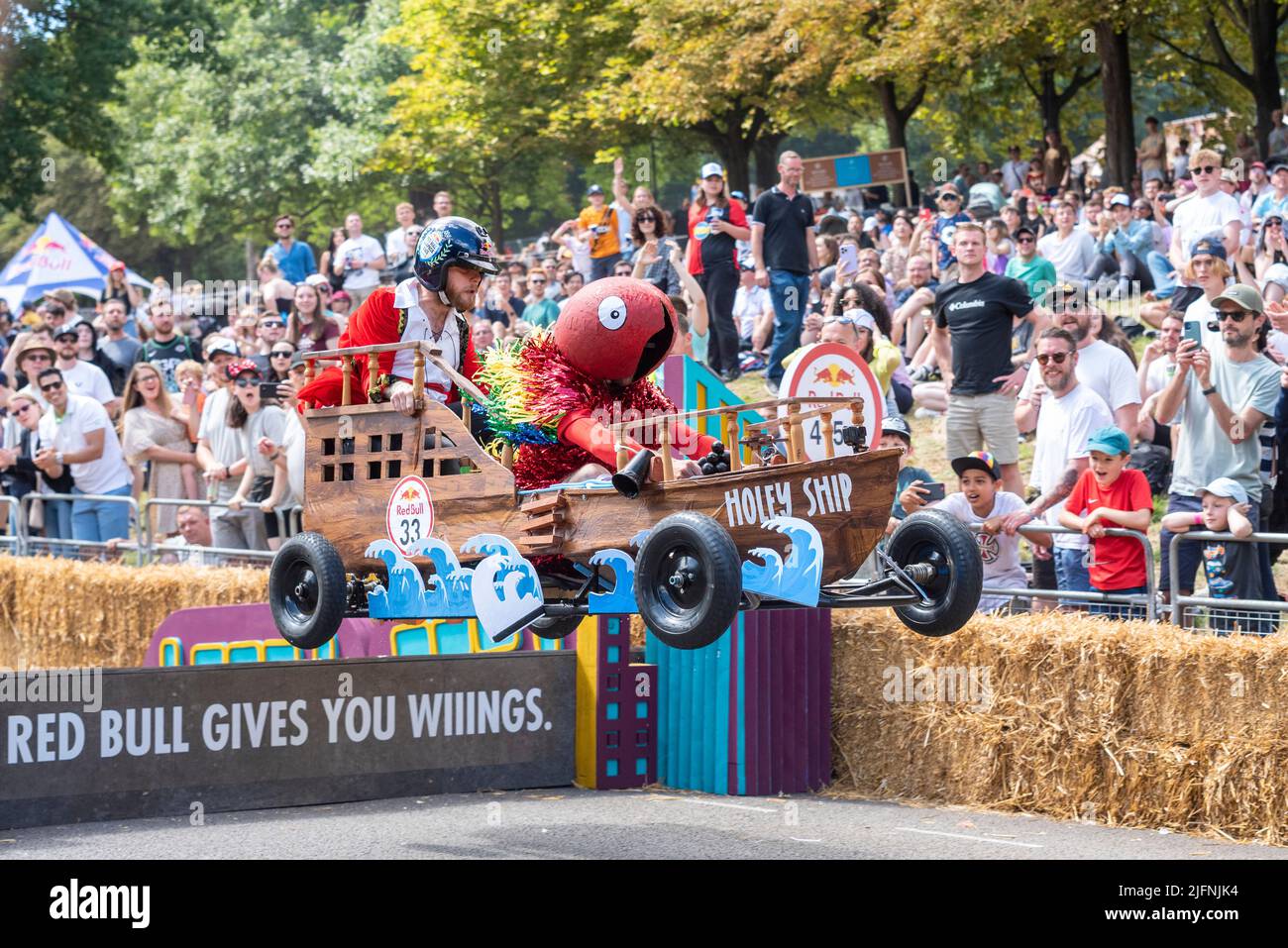 Faites équipe avec les mutinés kart en prenant le dernier saut à la course de Soapbox de Red Bull 2022 à Alexandra Palace à Londres, Royaume-Uni. Nommé Holey Ship Banque D'Images