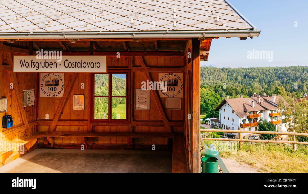 Gare de Costalovara - Wolfsgruben. Le chemin de fer Ritten est un chemin de fer électrique léger qui relie Bolzano au Ritten. Plateau de Ritten, Bolzano, S Banque D'Images