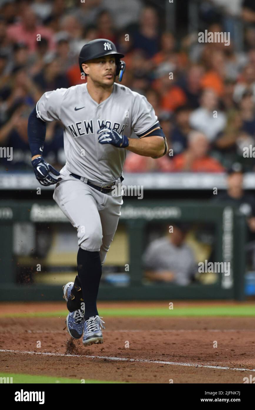 New York Yankees désigné hitter Giancarlo Stanton (27) simples au champ droit pendant le cinquième binning du jeu MLB entre les New York Yankees Banque D'Images