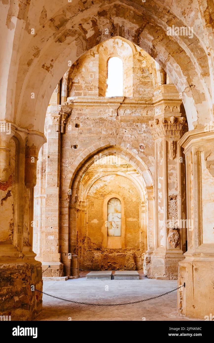 Ruines de l'église principale du monastère. Monasterio de Piedra, Monastère de pierre, est un monastère, hôtel et parc complexe près de Nuévalos, province de Zaragoz Banque D'Images