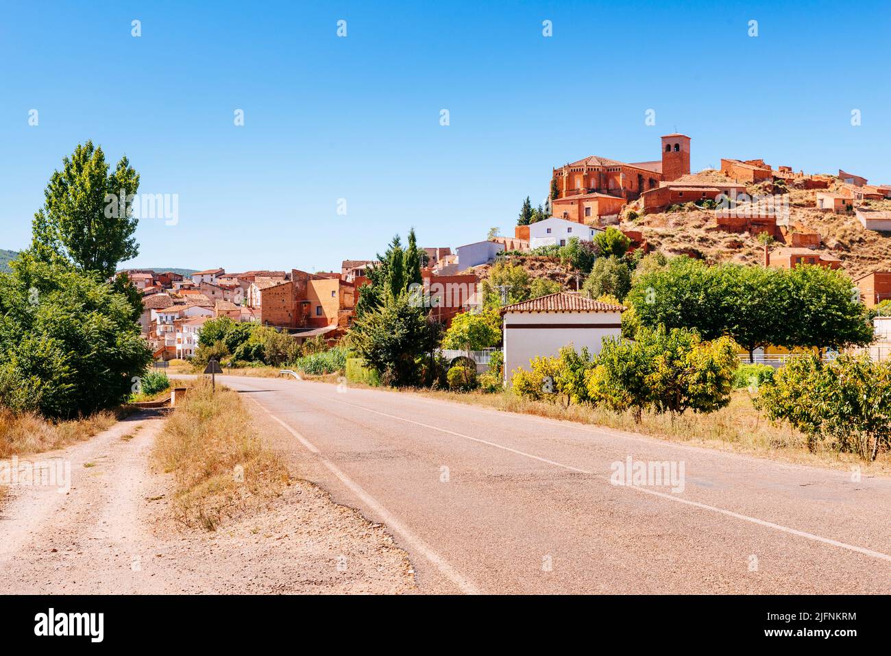 Le village d'Ibdes, mettant en valeur l'église de San Miguel Arcángel. Ibdes, Saragosse, Aragón, Espagne, Europe Banque D'Images