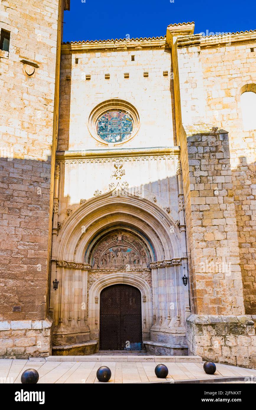 Portail, entrée latérale. La basilique de Santa María de los Sagrados Corporales est un temple roman. Son origine date du 12th siècle, puis dans Banque D'Images