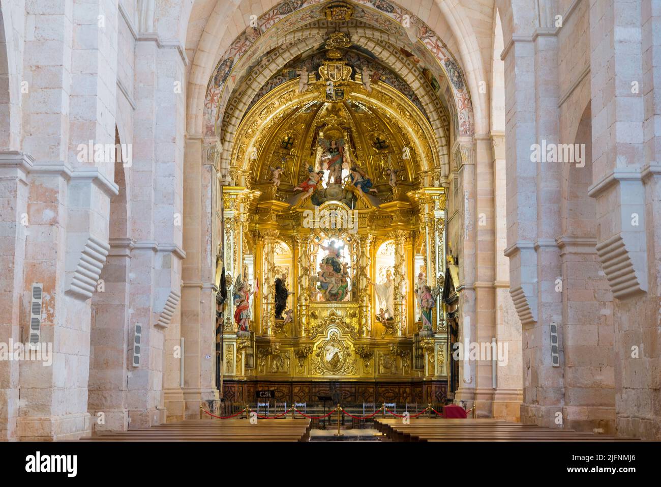 Le haut autel est recouvert d'un retable baroque de Félix Malo. Le monastère de Santa María de Huerta est un monastère cistercien situé à Santa María de Hu Banque D'Images