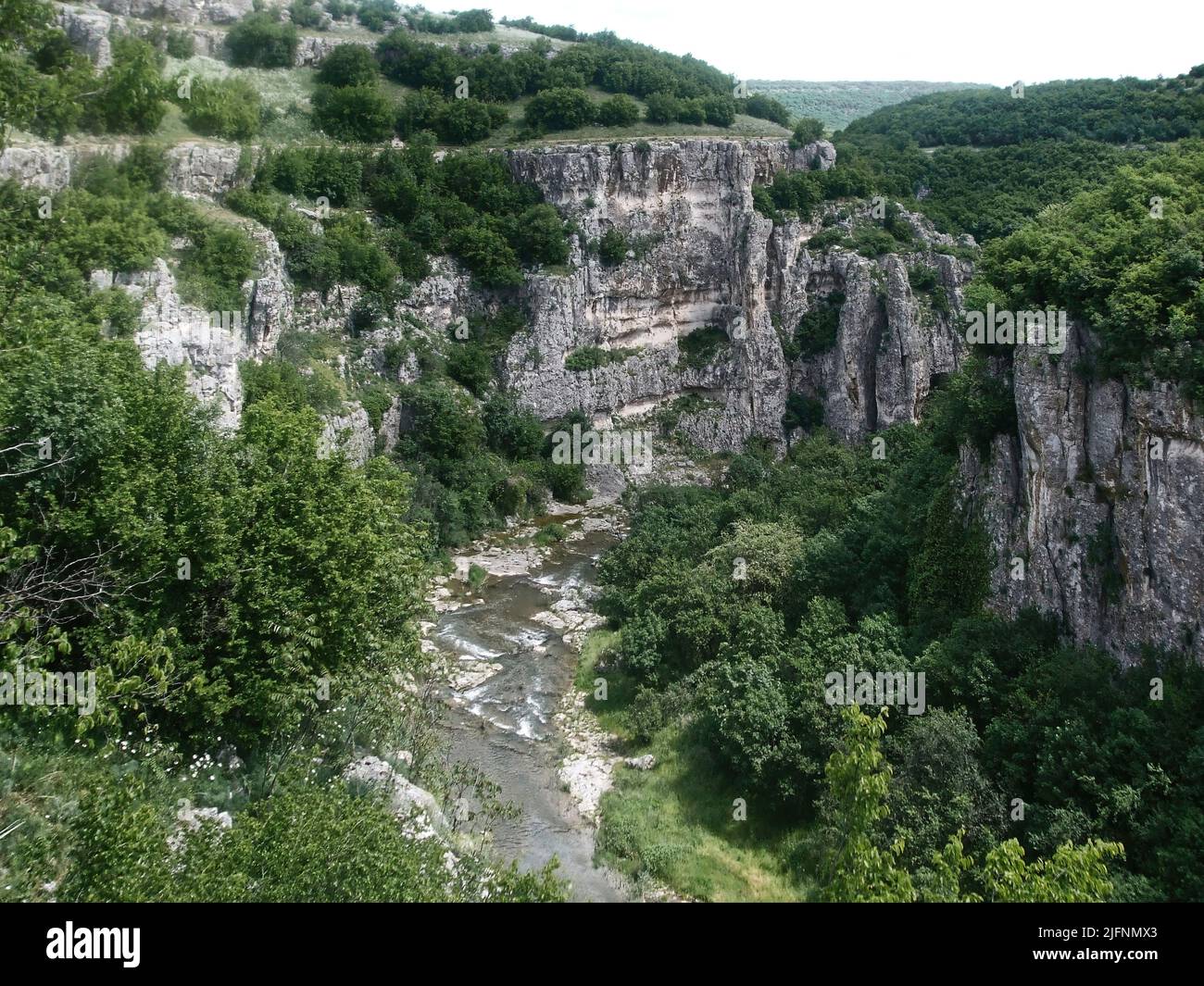 La cascade de Hotnishki, ou Kaya Bunar, est une cascade sur la rivière Bohot dans le nord de la Bulgarie, région de Veliko Tarnovo. Banque D'Images