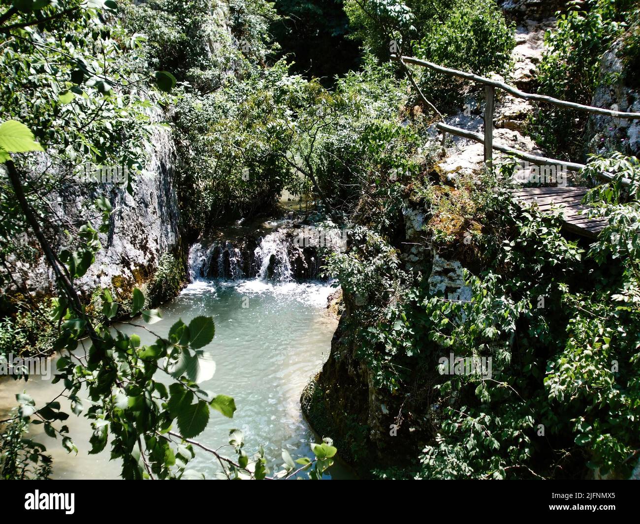 La cascade de Hotnishki, ou Kaya Bunar, est une cascade sur la rivière Bohot dans le nord de la Bulgarie, région de Veliko Tarnovo. Banque D'Images