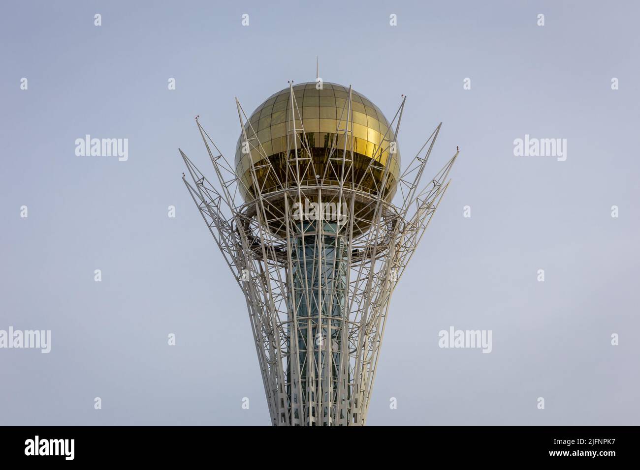 Nur Sultan (Astana), Kazakhstan, 11.11.21. Baiterek (Bayterek) le haut de la tour, monument national de Nur Sultan avec sphère dorée symbolisant l'oeuf d'or Banque D'Images