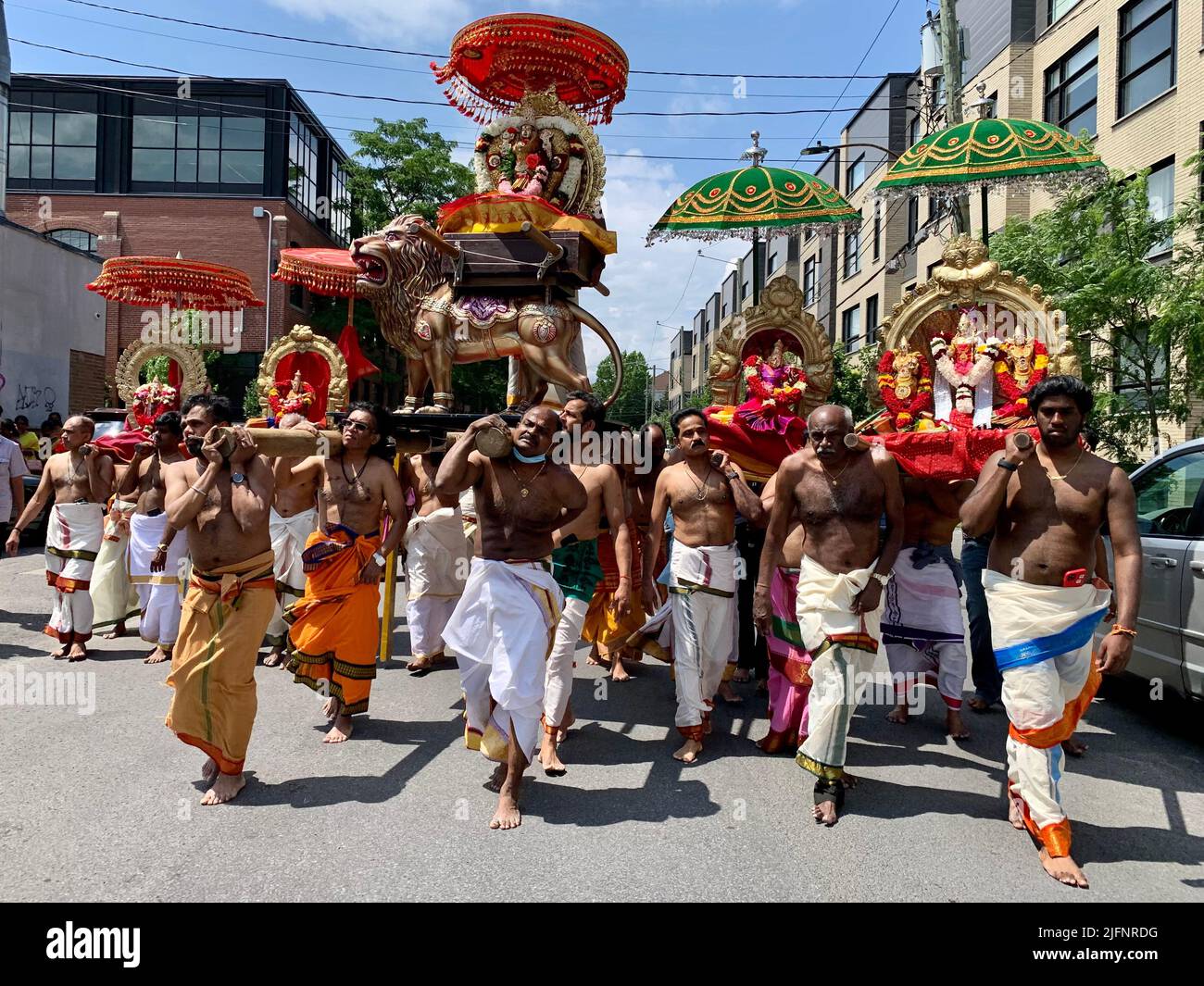 Célébration hindoue à un temple hindou tamoul d'Asie du Sud à Park extension Montréal Canada Banque D'Images