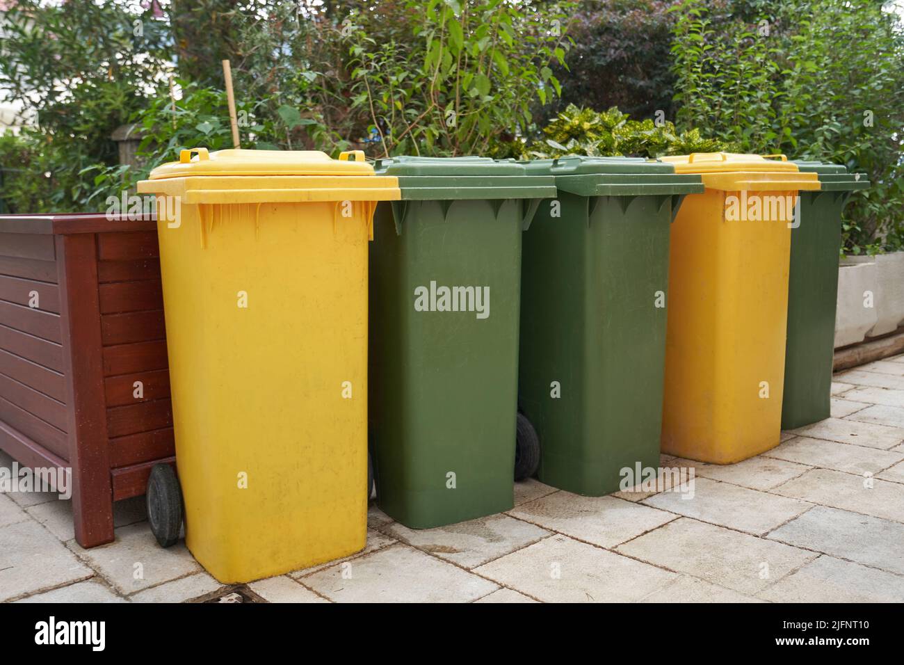 Plusieurs poubelles en plastique pour trier les déchets. Banque D'Images Plusieurs poubelles en plastique pour trier les déchets. Banque D'Images