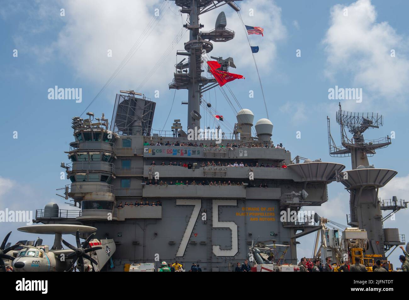 220703-N-CY569-1120 MER IONIENNE (3 juillet 2022) les marins observent un événement de puissance de feu sur le pont de vol de l'USS Harry S. Truman (CVN 75), 3 juillet 2022. Le groupe de grève des transporteurs Harry S. Truman est en cours de déploiement prévu dans la zone d'opérations des Forces navales des États-Unis en Europe, employée par la Sixième flotte des États-Unis pour défendre les intérêts des États-Unis, des alliés et des partenaires. (É.-U. Photo de la marine par le spécialiste des communications de masse 3rd classe Anthony Robledo) Banque D'Images