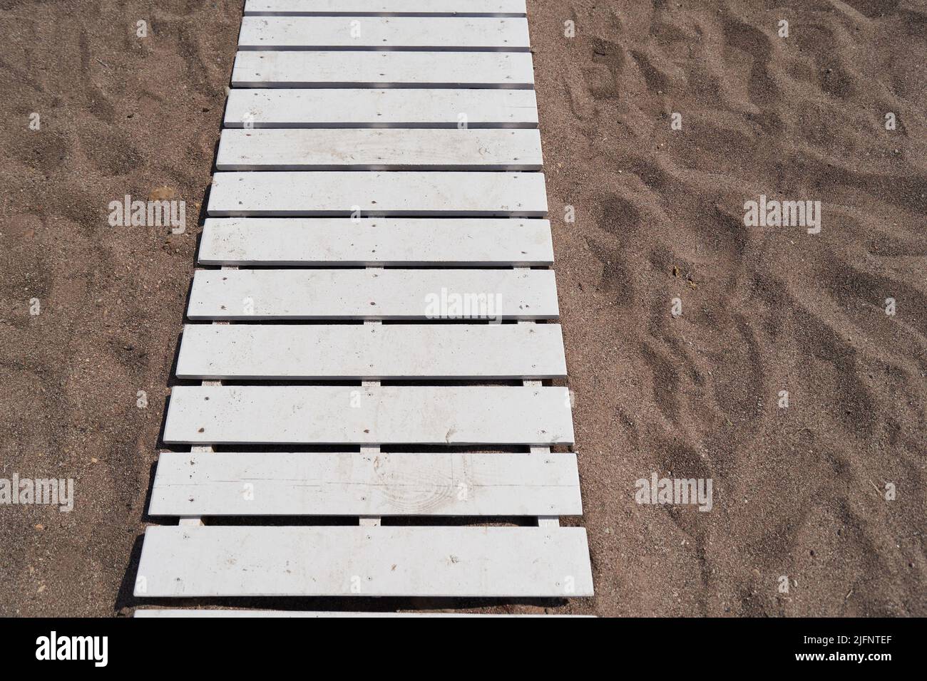 Chemin en bois sur la plage de sable pour les touristes. Banque D'Images