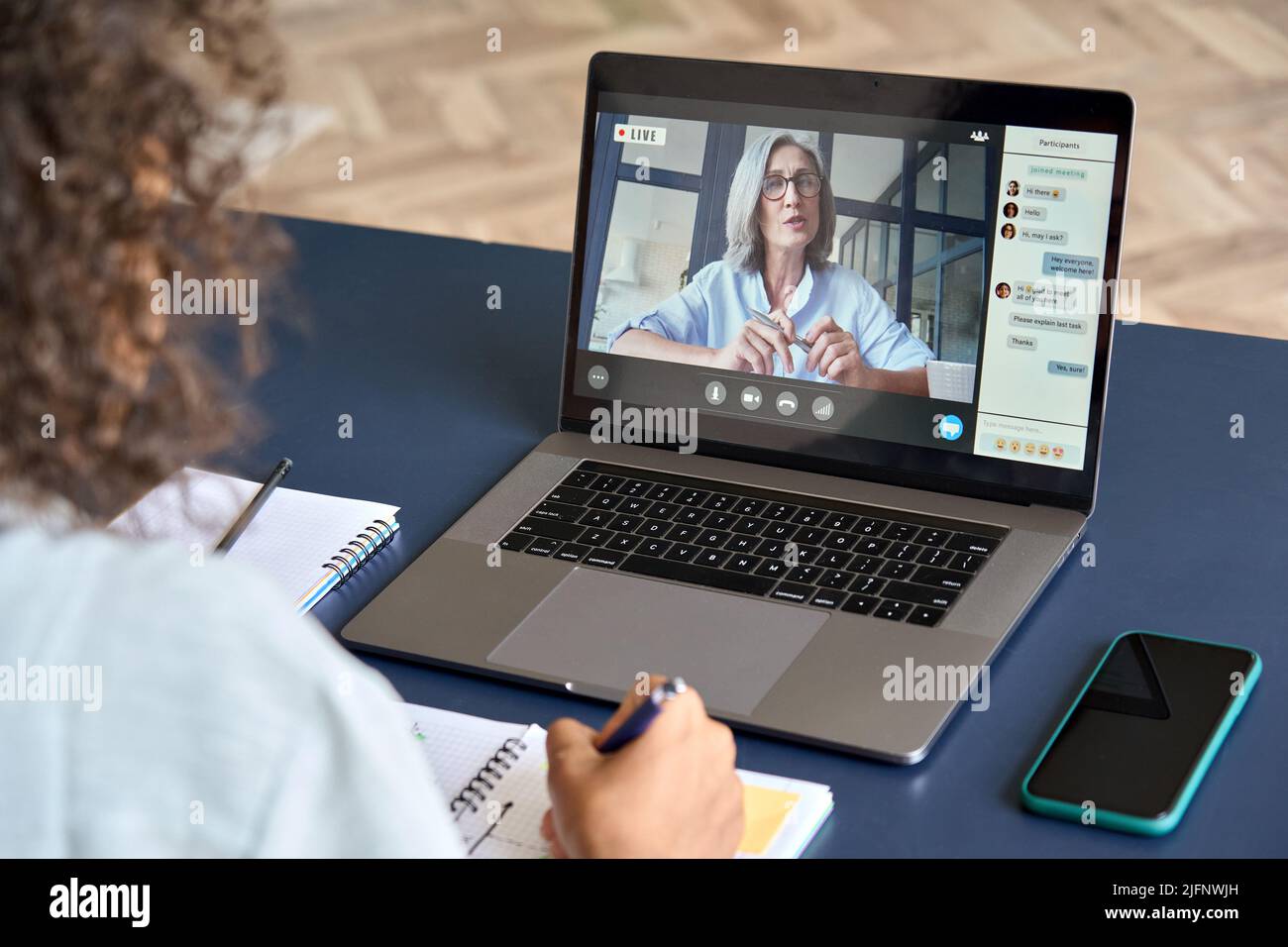 Cours d'apprentissage pour jeunes filles africaines sur ordinateur portable, en regardant le séminaire en ligne à la maison. Banque D'Images