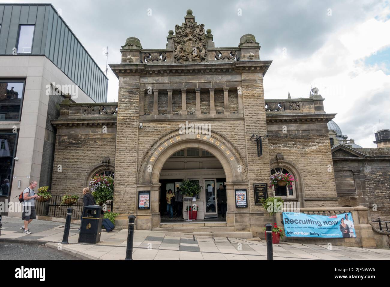 L'entrée des jardins d'hiver, un pub de Wetherspoon, à Harrogate, dans le North Yorkshire, au Royaume-Uni. Banque D'Images
