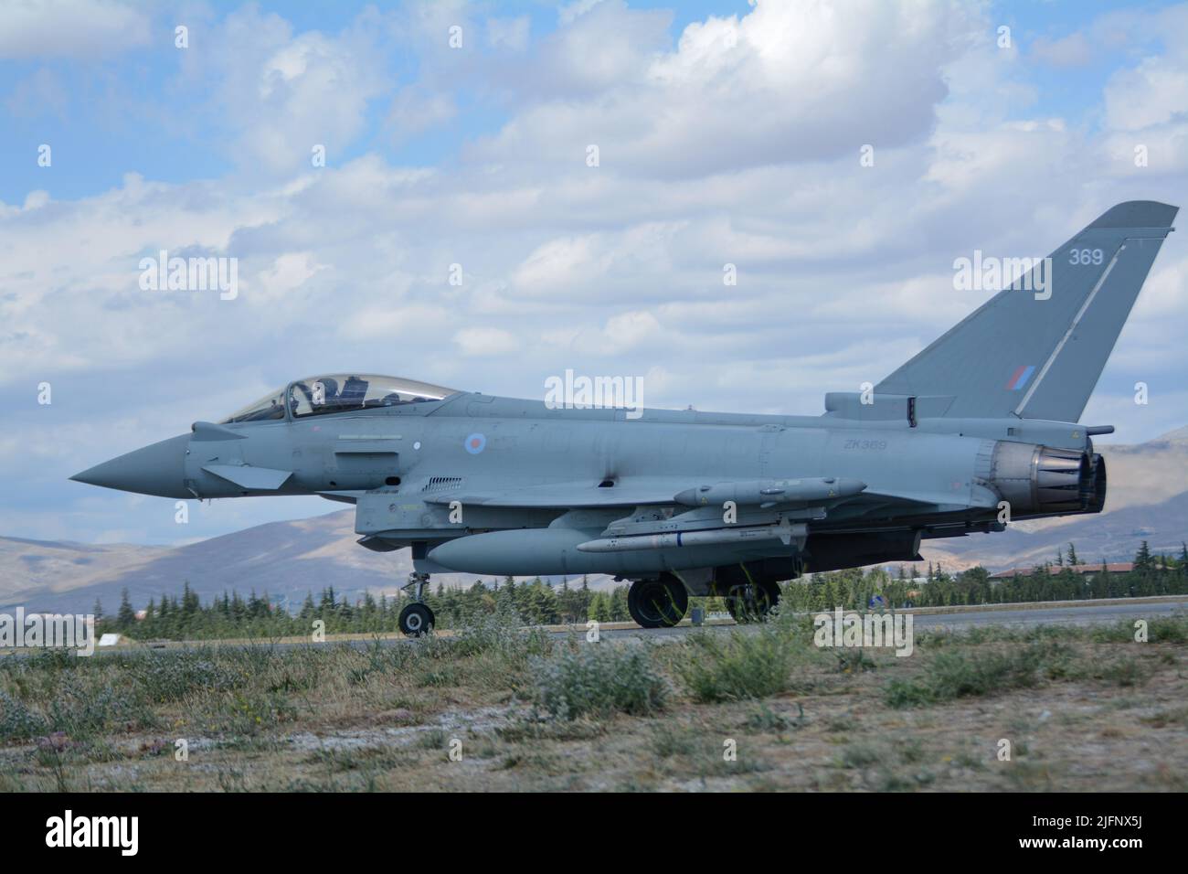 L'Eurofighter Typhoon de la Royal Air Force (RAF) a effectué des missions de l'OTAN au Turkiye et a assisté à l'entraînement international de l'Aigle Anatolien-2022. Le ministère turc de la Défense a annoncé, sur la base de ses médias sociaux, que des avions Eurofighter de la Royal Air Force ont assisté à une formation permanente du Groupe maritime de l'OTAN deux (SNMG2) en coopération maritime de l'OTAN ainsi qu'à des avions Faucon de combat F-16 de la Force aérienne turque. Un avion turc a pris son envol des bases aériennes de Konya et Bandırma.Konya Turkiye 30.06.22 les exercices de l'aigle anatolien 2022 se poursuivent à Konya, les typhons de la RAF dans l'exercice de l'aigle anatolien Royal Air Force (RAF) Banque D'Images