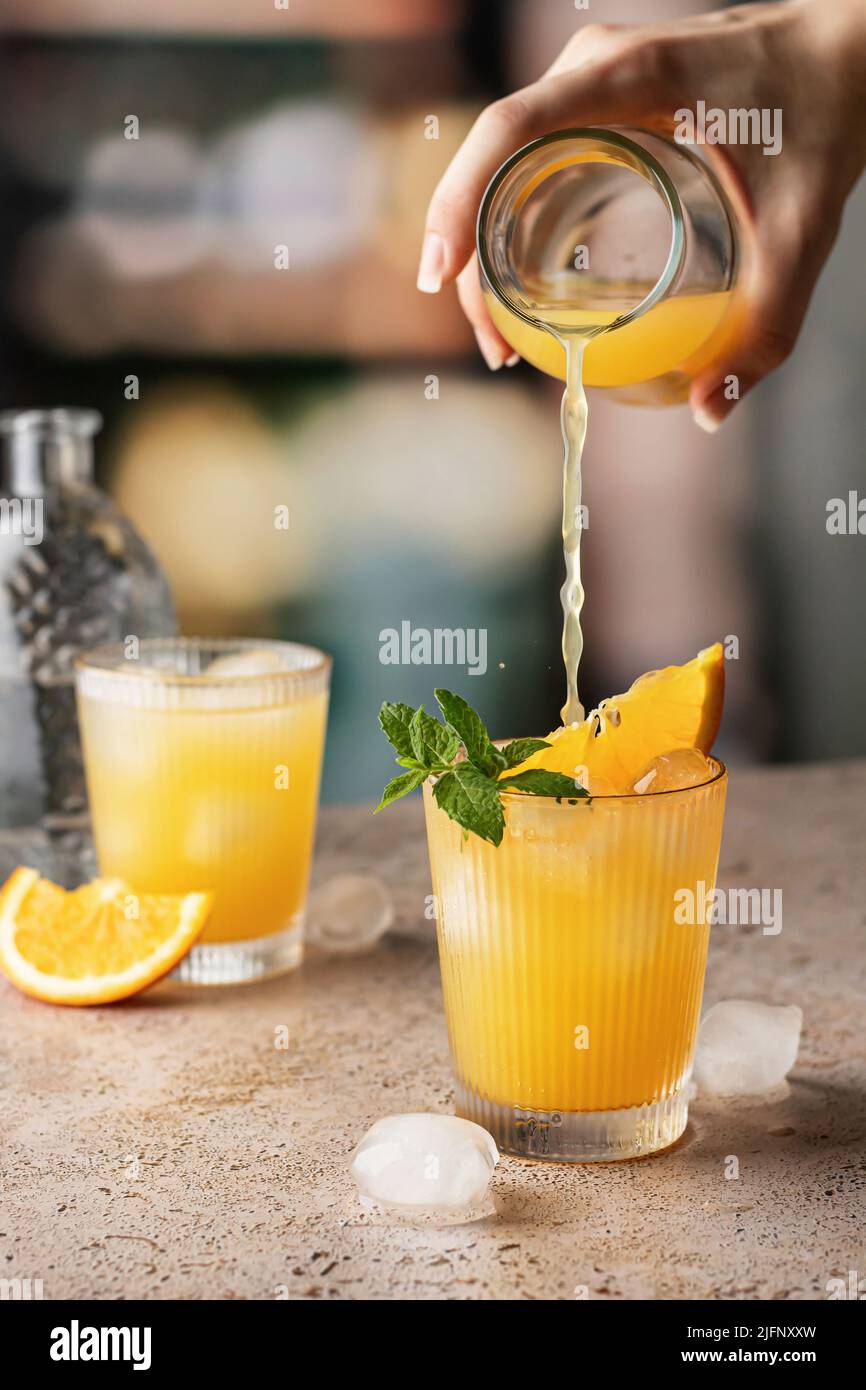 Boisson glacée à l'orange avec de la menthe sur la table du bar Banque D'Images